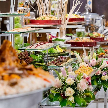 Radisson Blu Hotel Riyadh Qurtuba Buitenkant foto A buffet at a hotel