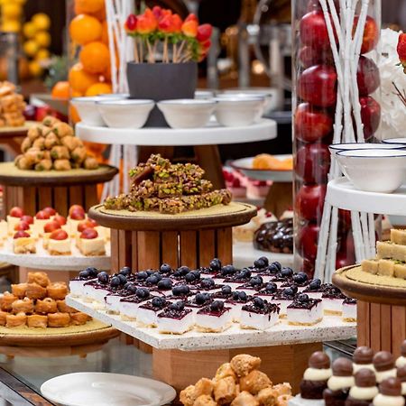 Radisson Blu Hotel Riyadh Qurtuba Buitenkant foto A dessert buffet