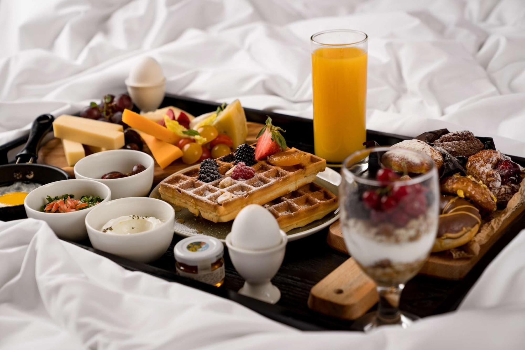 Radisson Blu Hotel Riyadh Qurtuba Buitenkant foto A breakfast tray