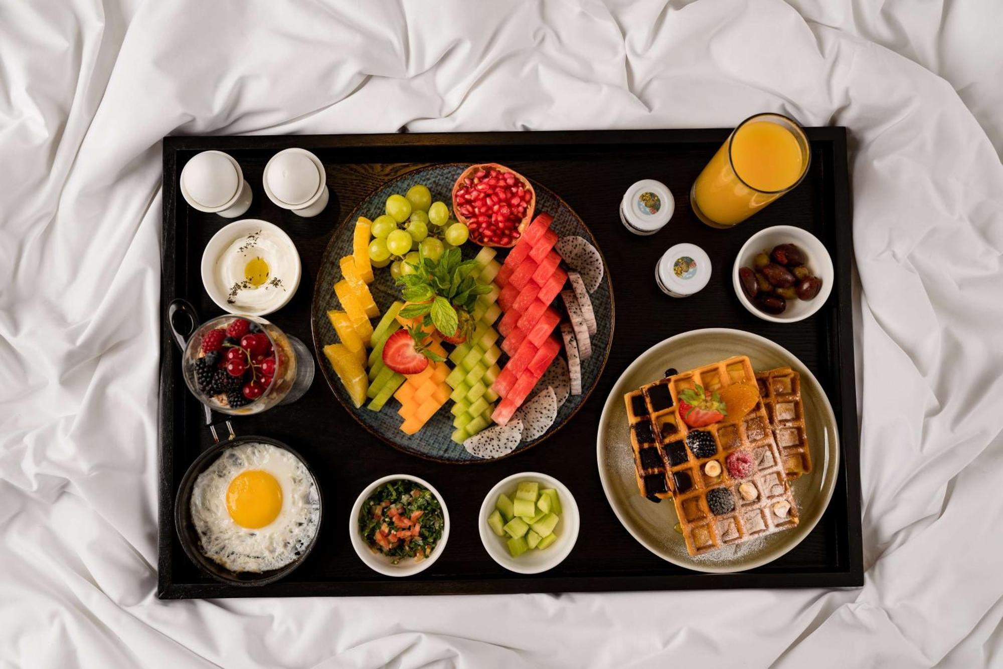 Radisson Blu Hotel Riyadh Qurtuba Buitenkant foto A room service breakfast