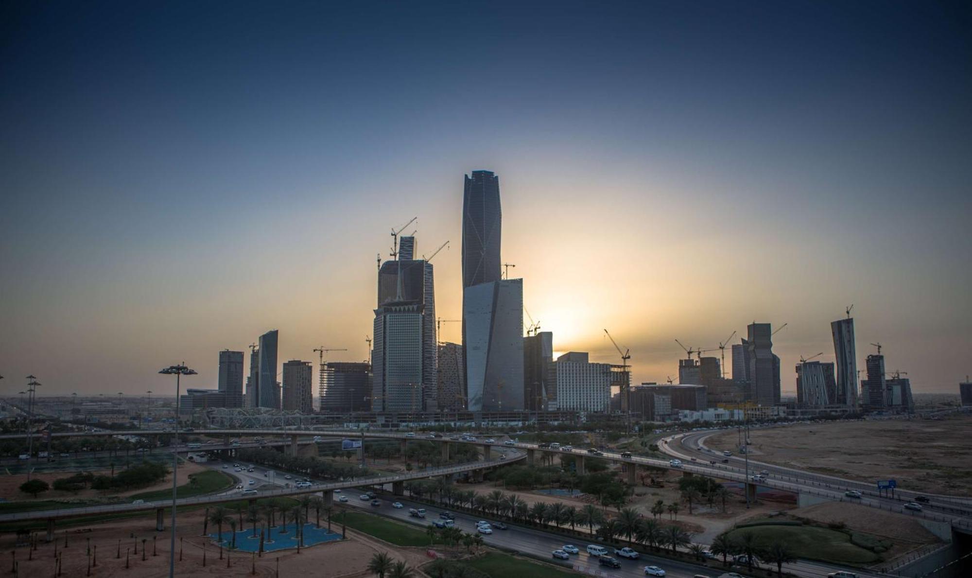 Radisson Blu Hotel Riyadh Qurtuba Buitenkant foto Riyadh skyline