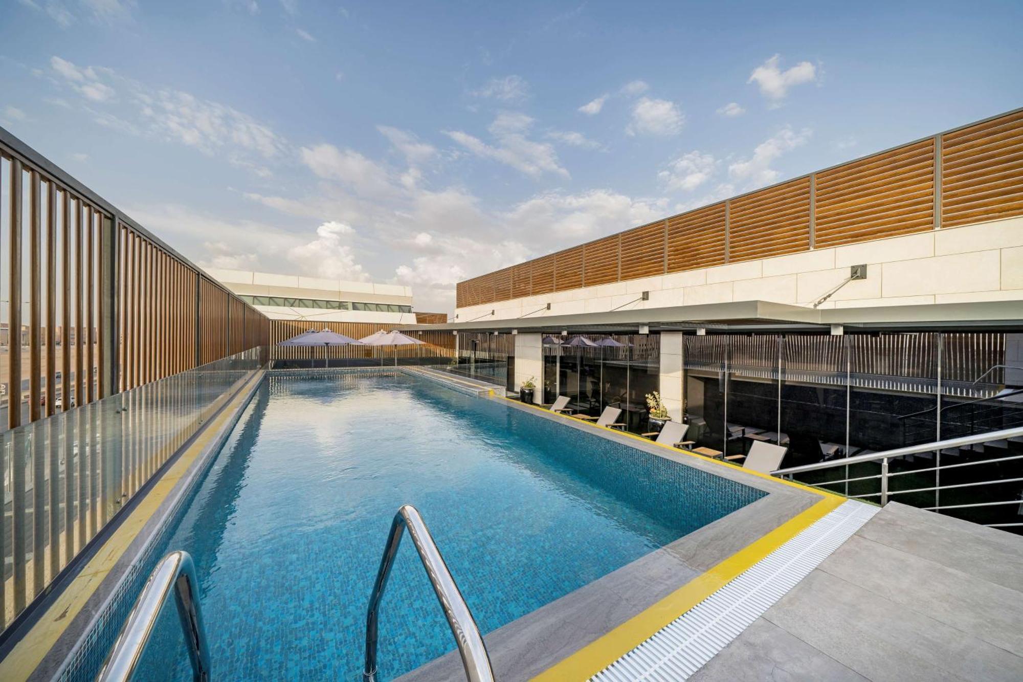 Radisson Blu Hotel Riyadh Qurtuba Buitenkant foto The rooftop pool at the hotel