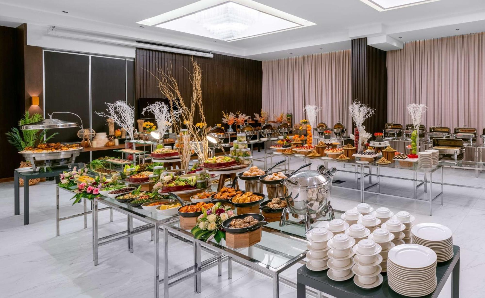 Radisson Blu Hotel Riyadh Qurtuba Buitenkant foto A buffet at a hotel