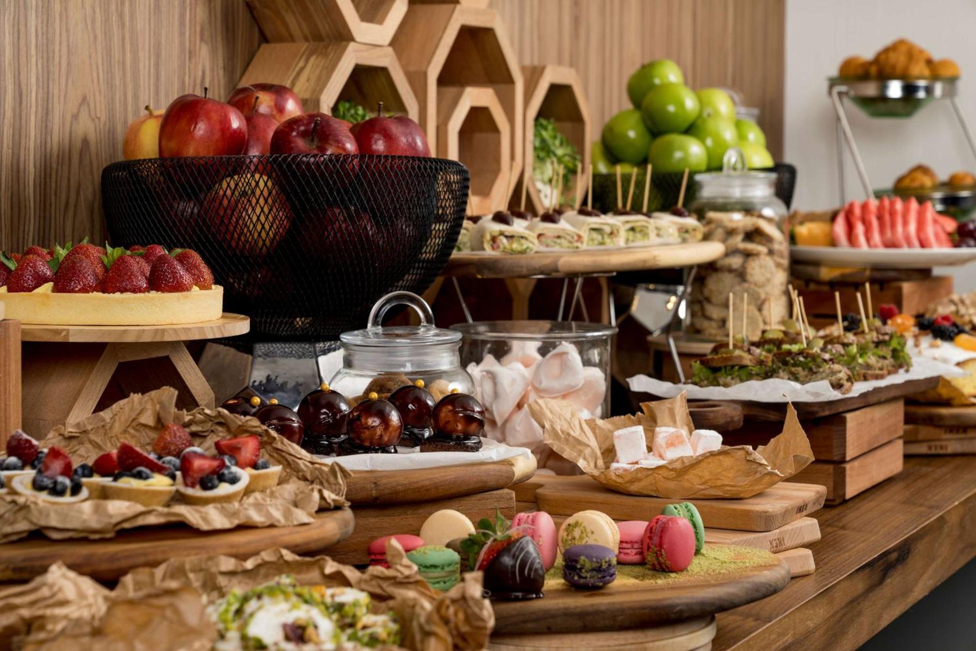 Radisson Blu Hotel Riyadh Qurtuba Buitenkant foto A buffet at a hotel