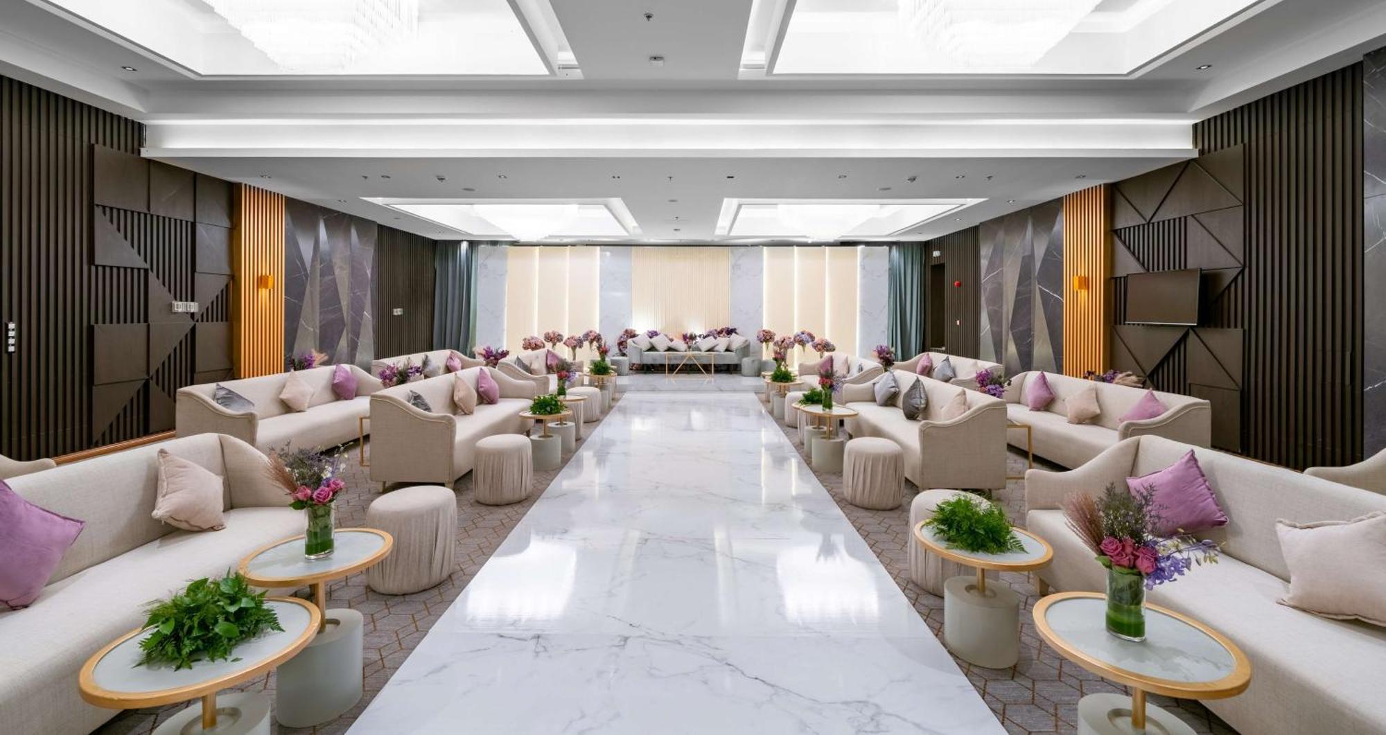 Radisson Blu Hotel Riyadh Qurtuba Buitenkant foto The interior of the ballroom