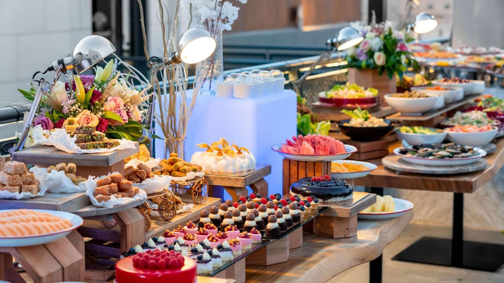 Radisson Blu Hotel Riyadh Qurtuba Buitenkant foto A dessert buffet