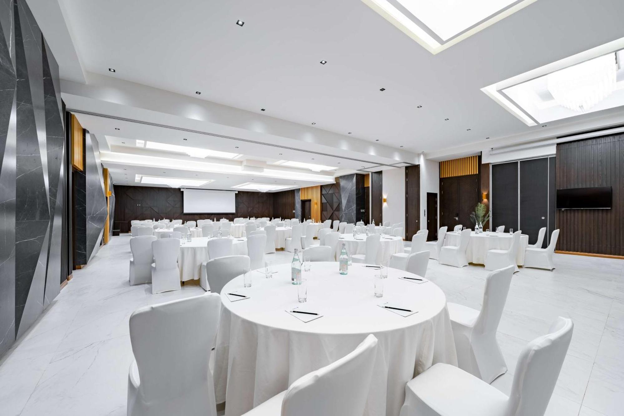 Radisson Blu Hotel Riyadh Qurtuba Buitenkant foto The ballroom