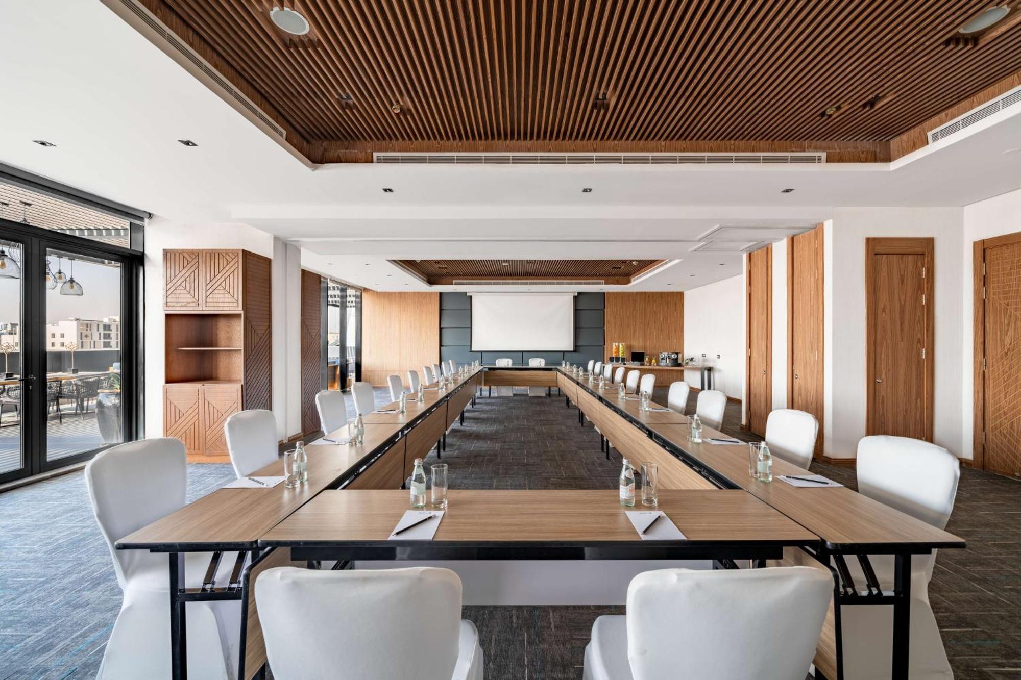 Radisson Blu Hotel Riyadh Qurtuba Buitenkant foto Meeting room