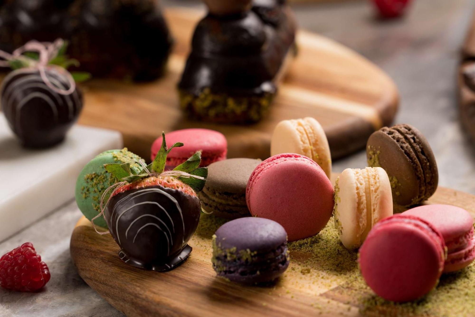Radisson Blu Hotel Riyadh Qurtuba Buitenkant foto Macarons and chocolate-covered strawberries
