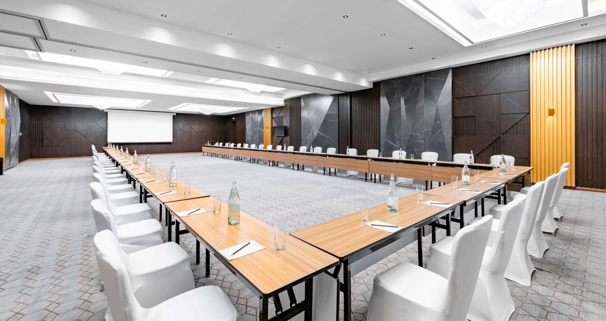 Radisson Blu Hotel Riyadh Qurtuba Buitenkant foto Meeting room