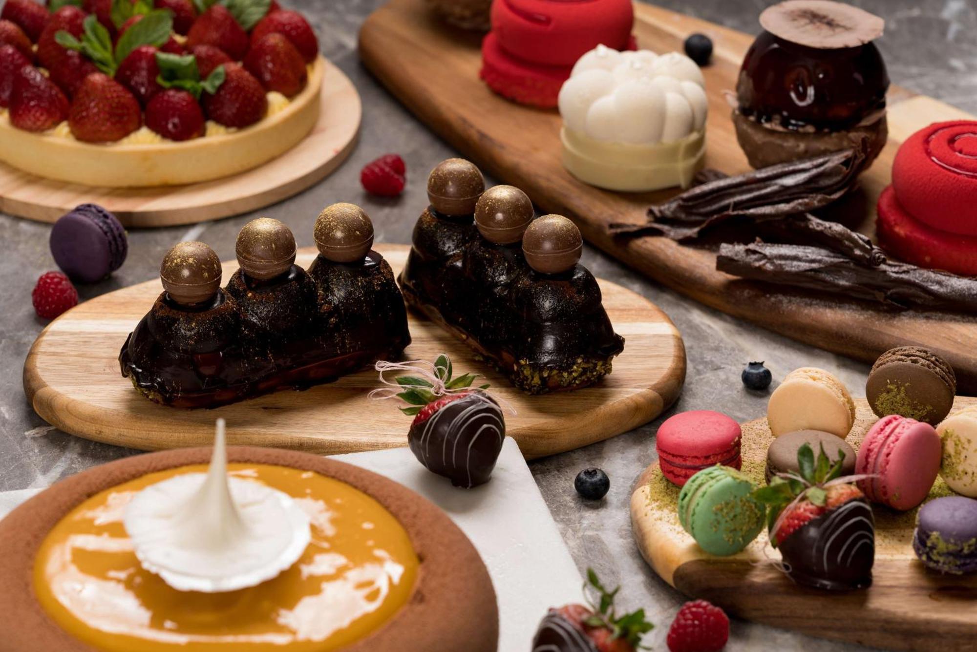 Radisson Blu Hotel Riyadh Qurtuba Buitenkant foto A selection of desserts