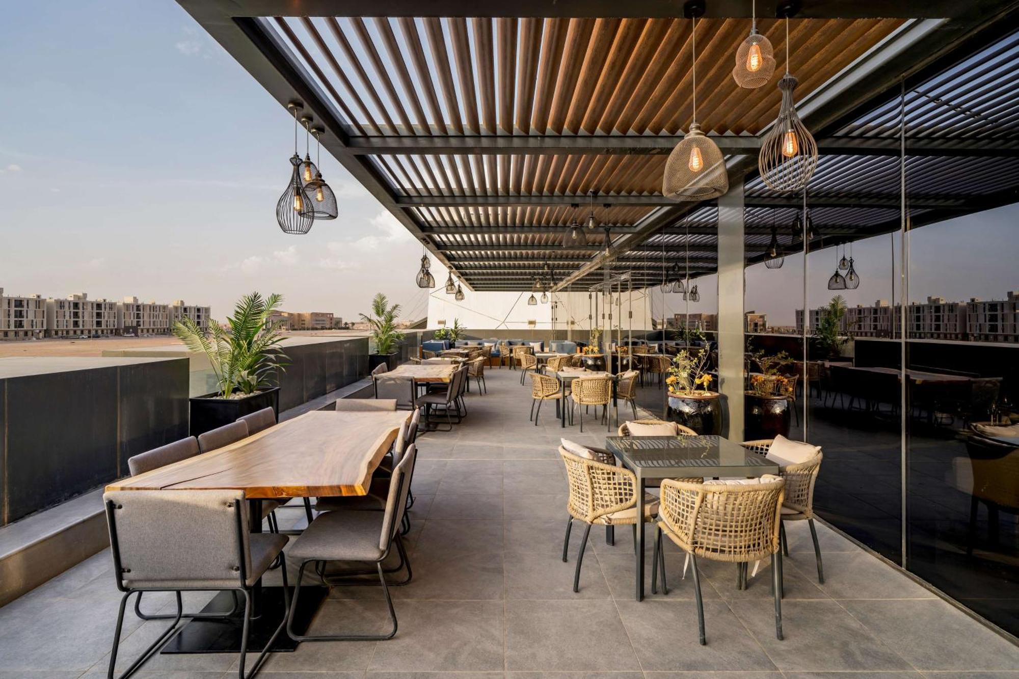 Radisson Blu Hotel Riyadh Qurtuba Buitenkant foto The rooftop lounge at the hotel