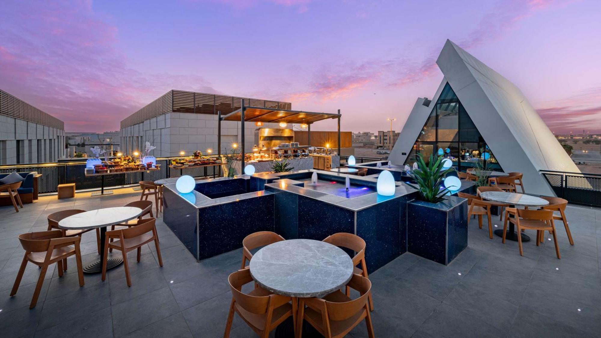 Radisson Blu Hotel Riyadh Qurtuba Buitenkant foto The View Rooftop Lounge