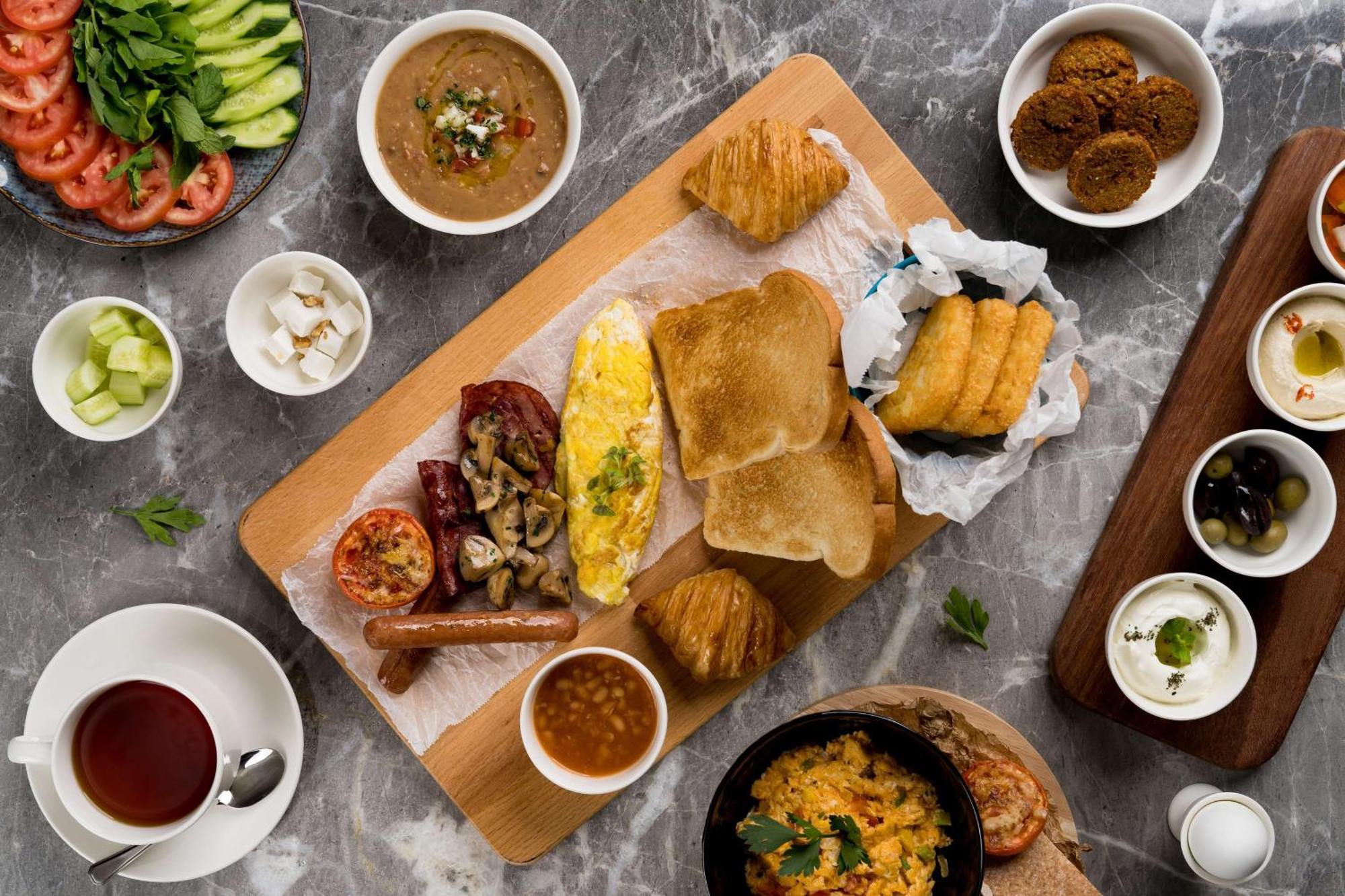 Radisson Blu Hotel Riyadh Qurtuba Buitenkant foto A selection of Indian breakfast items