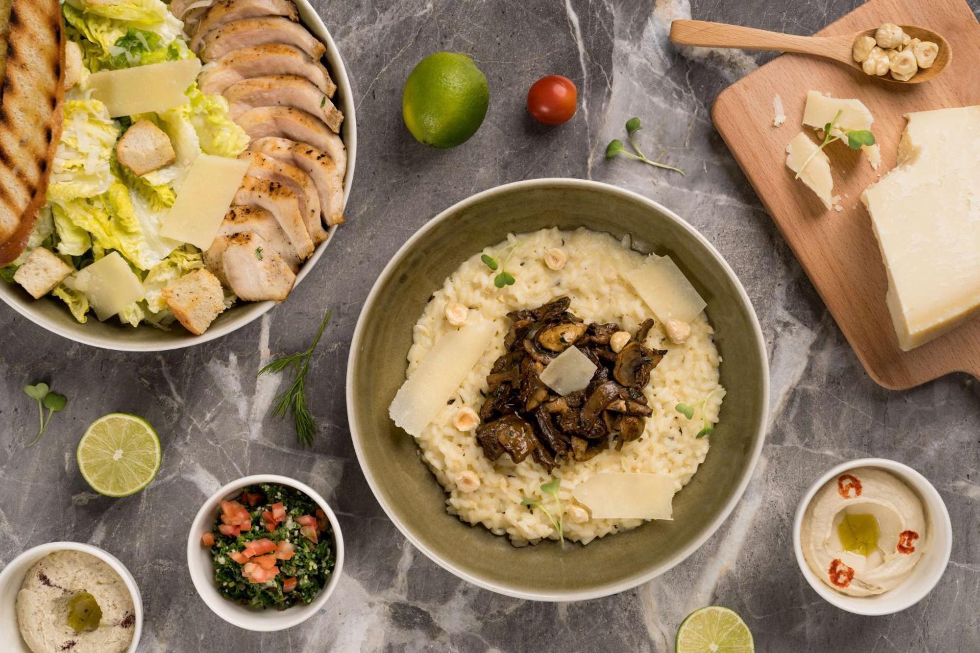 Radisson Blu Hotel Riyadh Qurtuba Buitenkant foto A bowl of grits with chicken and cheese