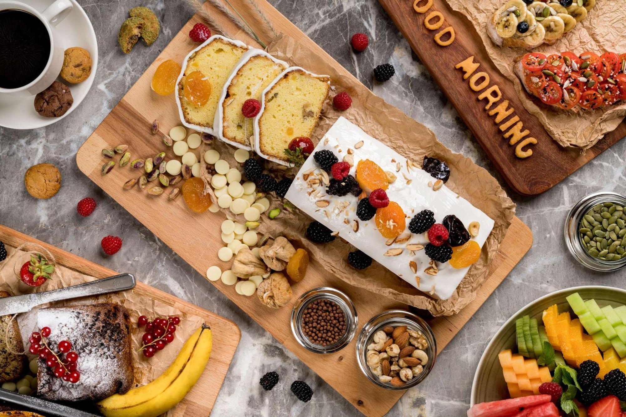 Radisson Blu Hotel Riyadh Qurtuba Buitenkant foto A selection of breakfast foods