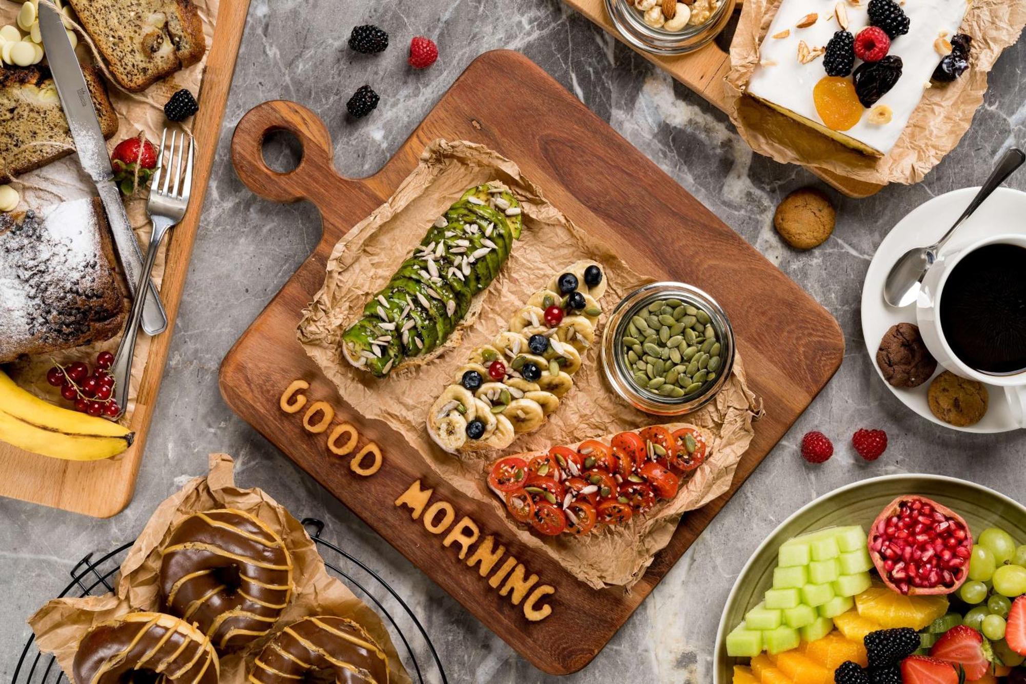 Radisson Blu Hotel Riyadh Qurtuba Buitenkant foto A selection of breakfast items