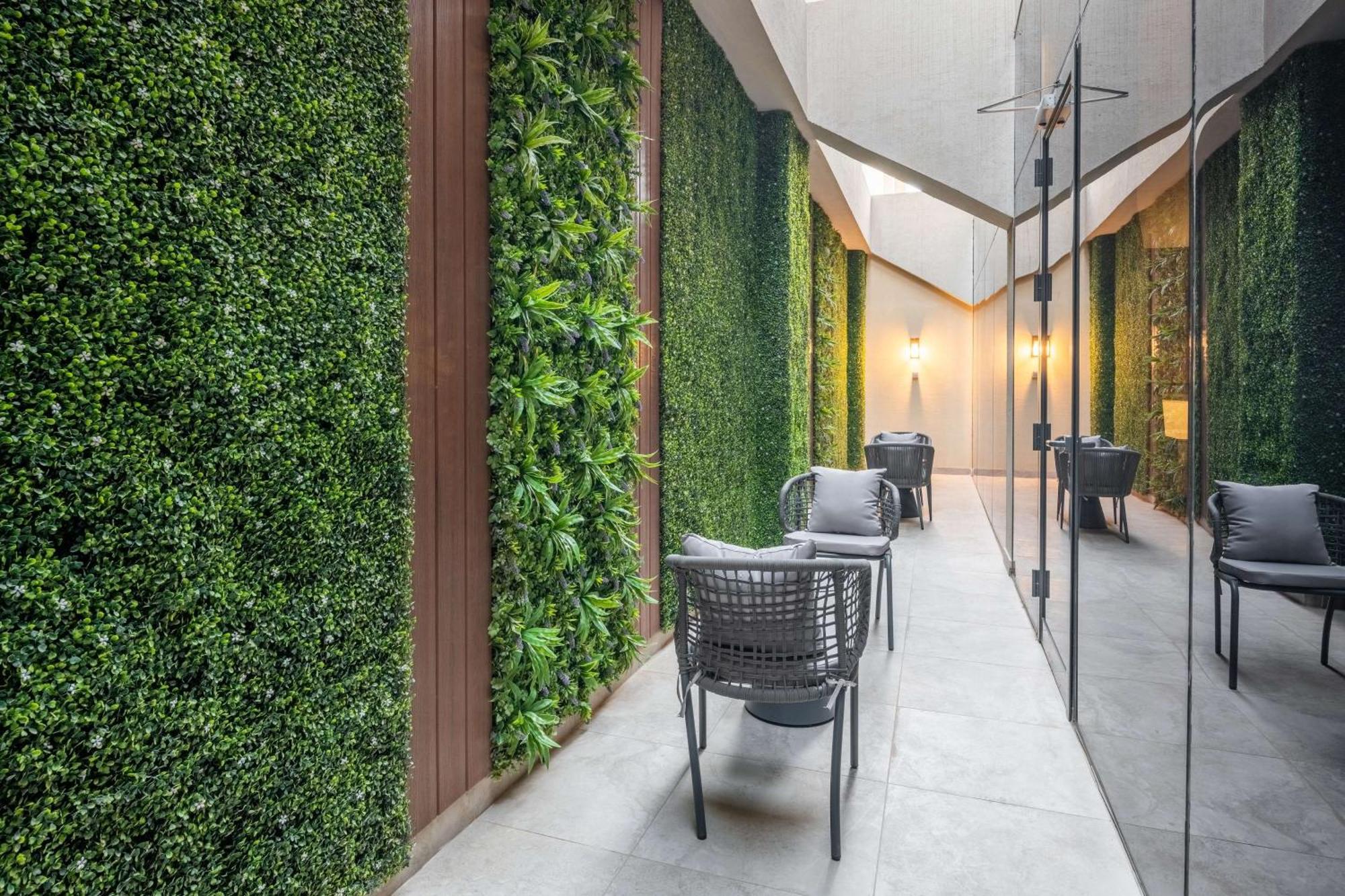 Radisson Blu Hotel Riyadh Qurtuba Buitenkant foto Living wall in a hotel