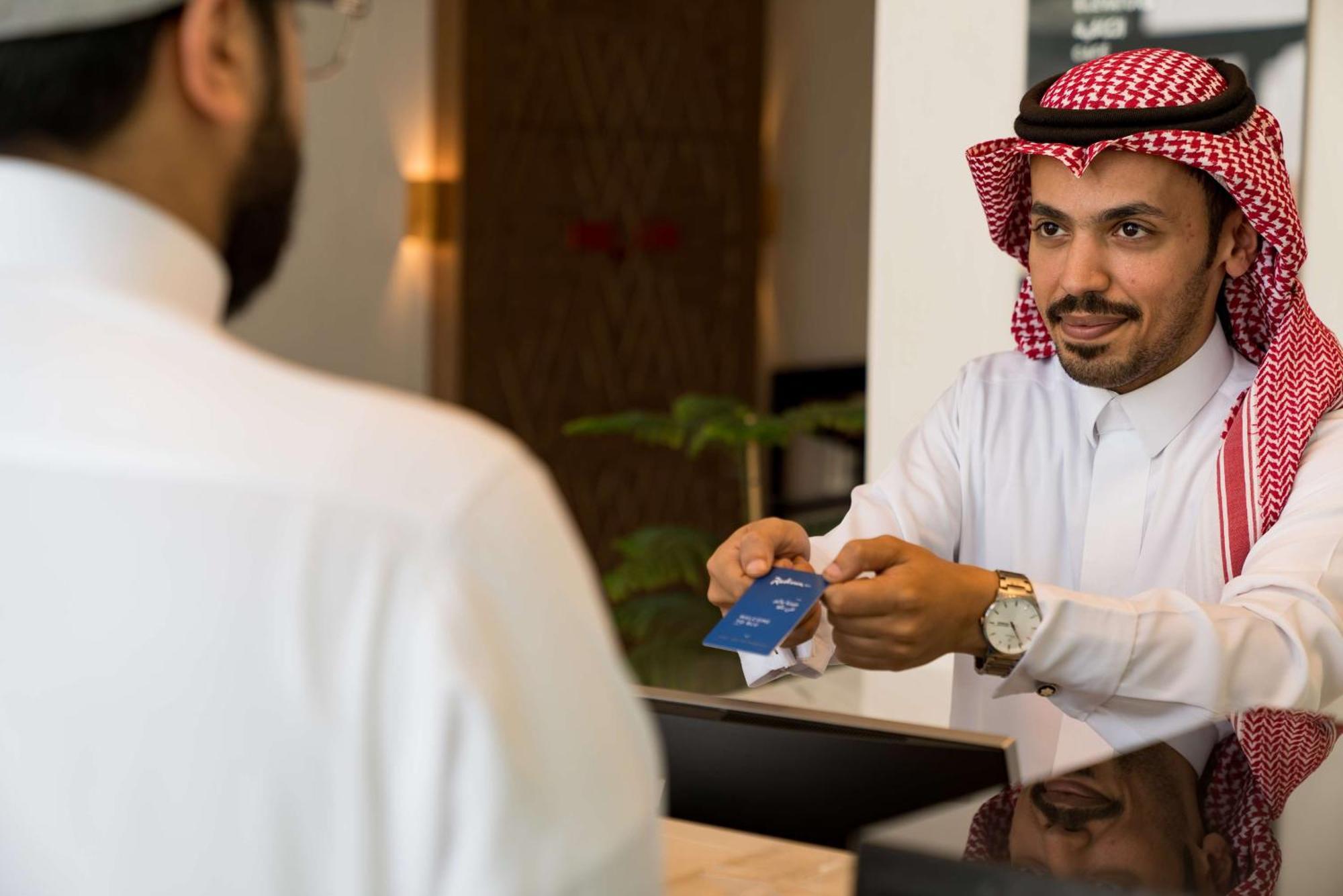 Radisson Blu Hotel Riyadh Qurtuba Buitenkant foto A Saudi Arabian man wearing a keffiyeh