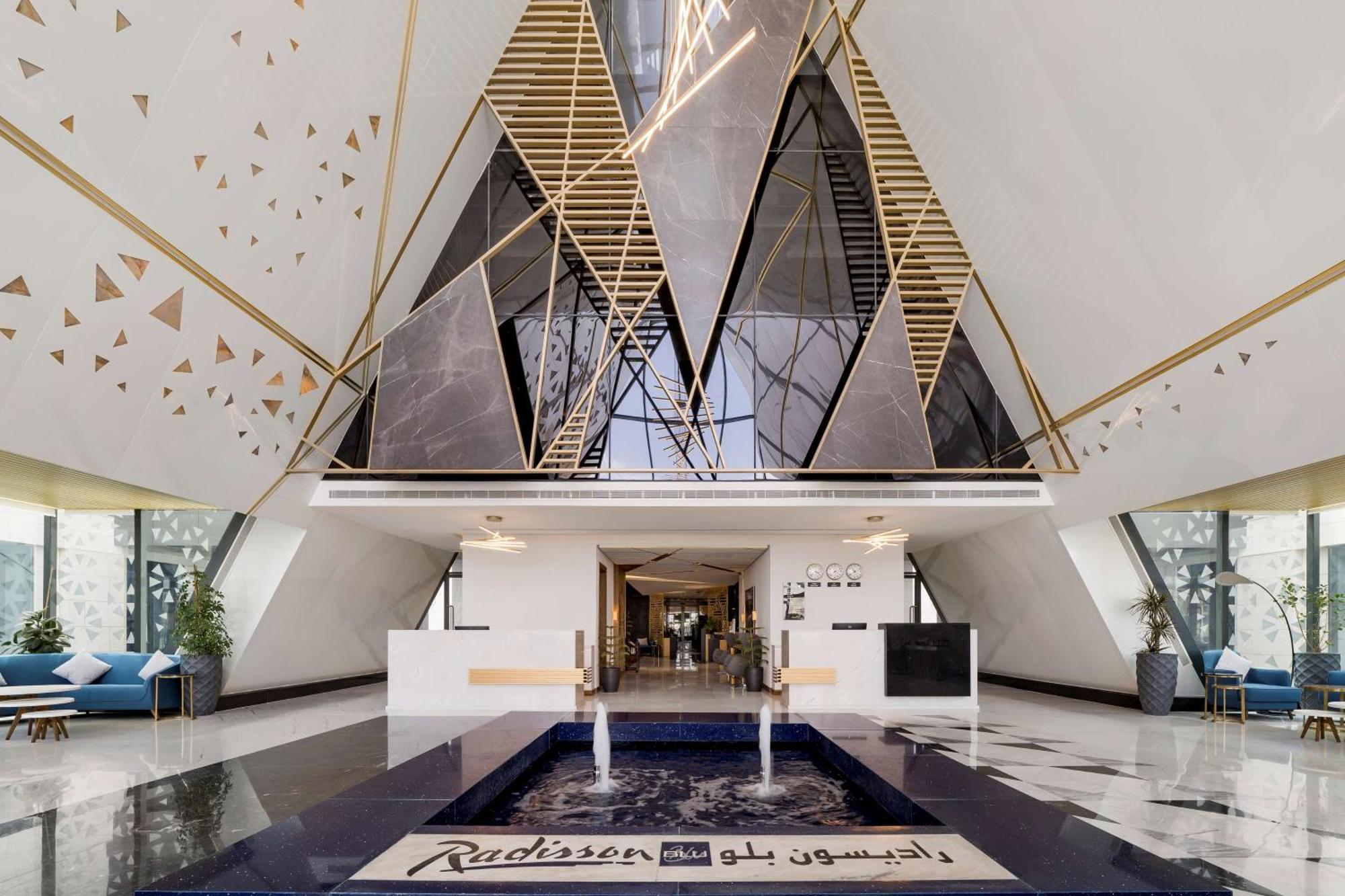 Radisson Blu Hotel Riyadh Qurtuba Buitenkant foto The lobby of the hotel