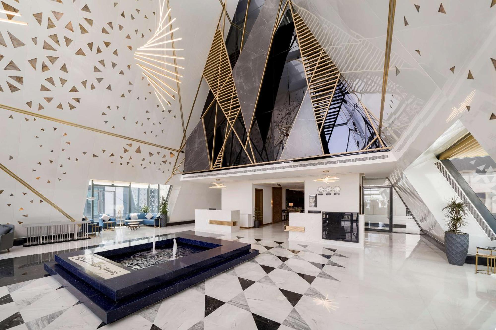 Radisson Blu Hotel Riyadh Qurtuba Buitenkant foto The lobby of the hotel